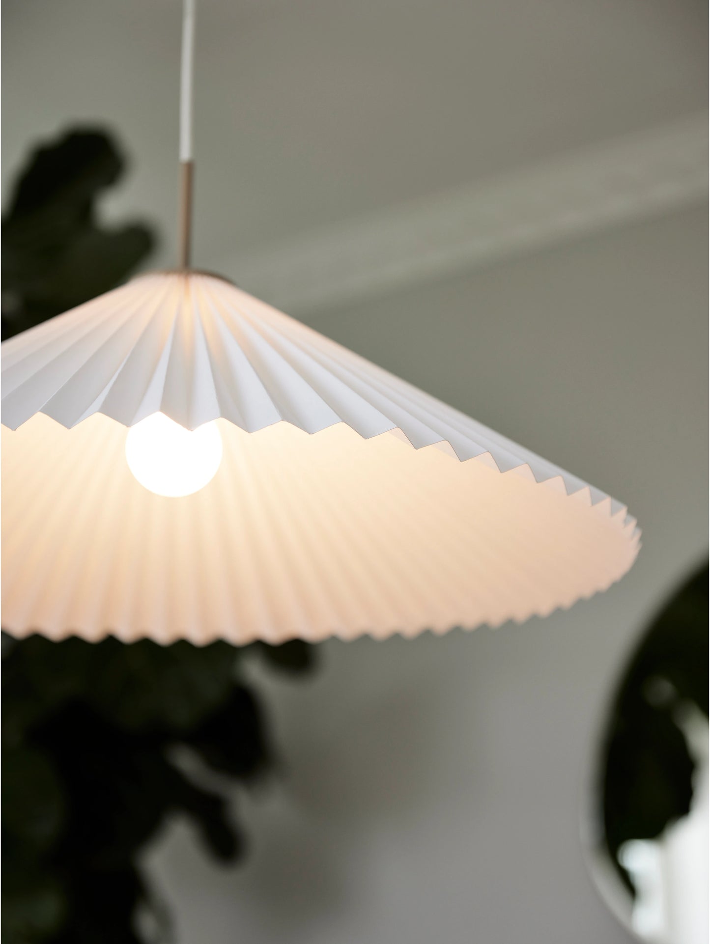 Dora Taklampa med Veckad Skärm, 60cm