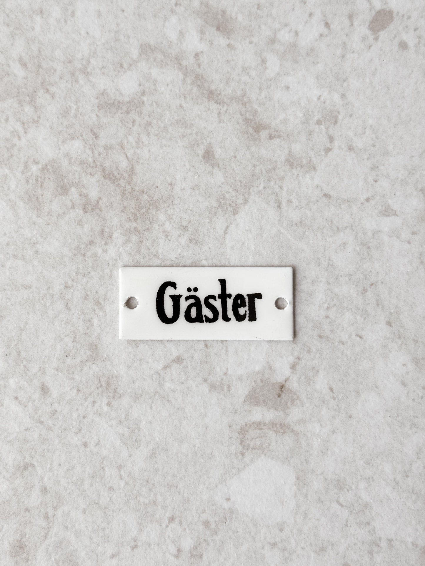 Skylt, Gäster
