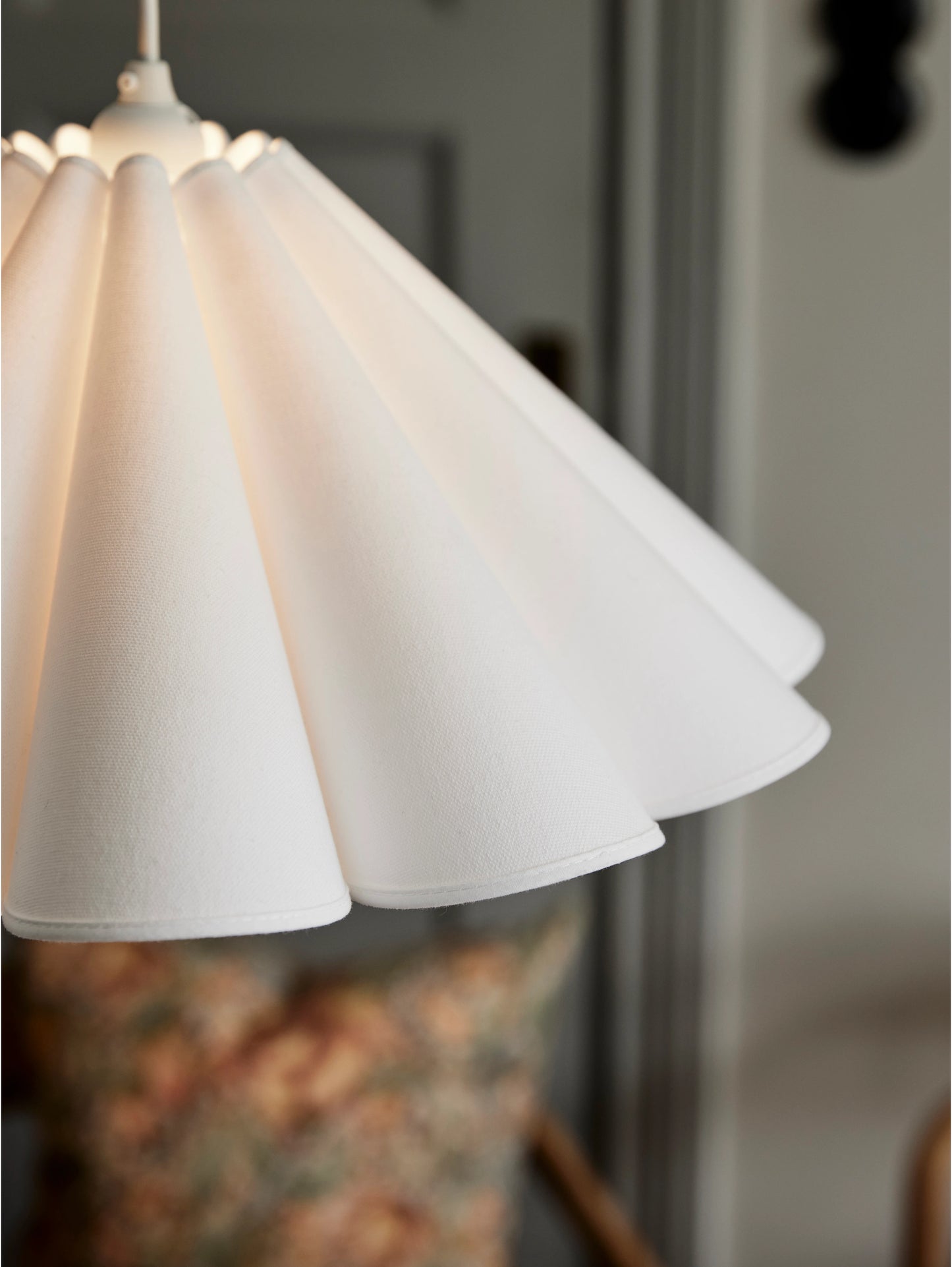 Ami Golvlampa med Freja Lampskärm