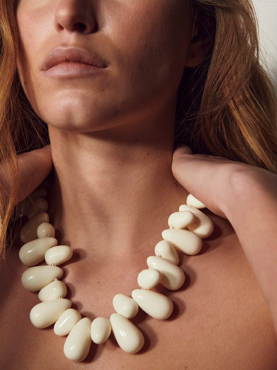 Zina Halsband, Bone