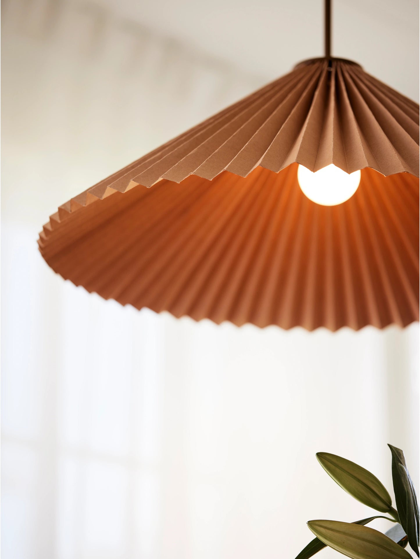 Dora Taklampa med Veckad Skärm, 60cm, Brun