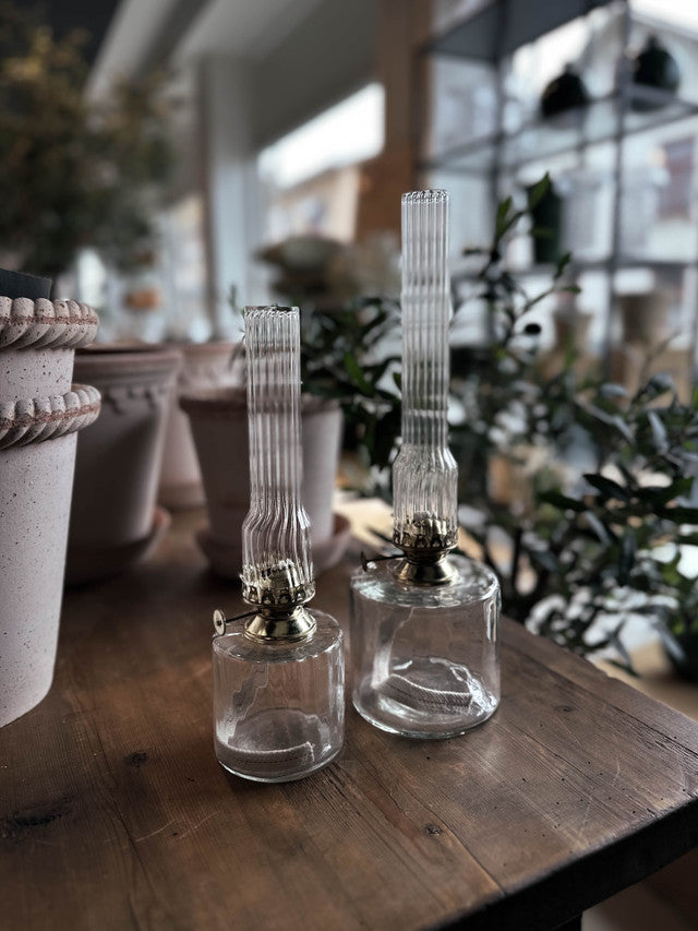 Elvira Oljelampa, Liten