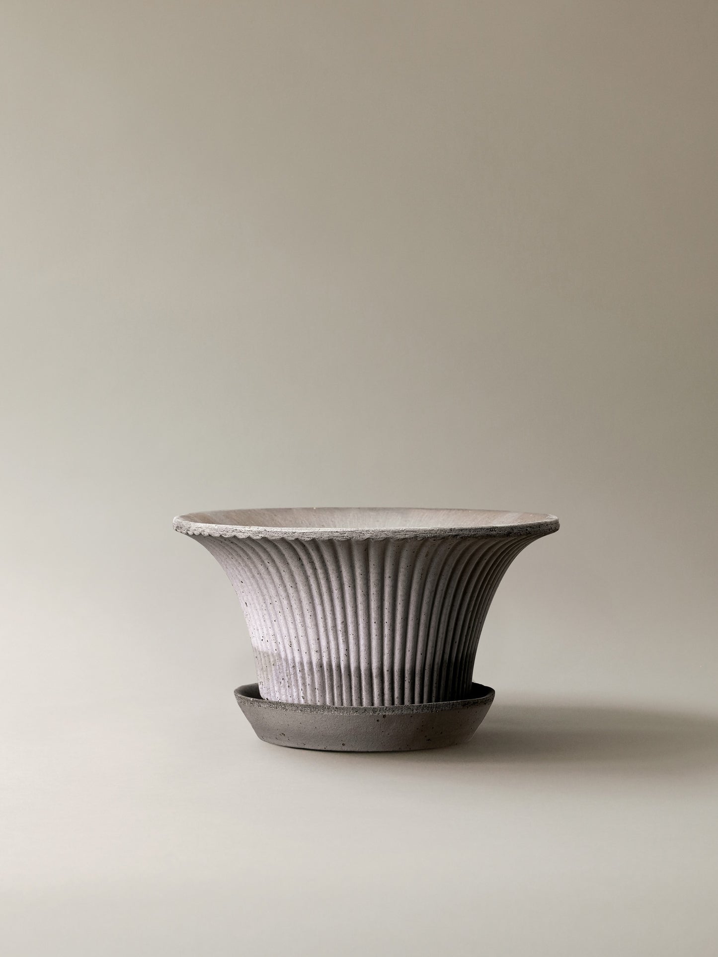 Daisy Kruka med Fat, 25cm, Raw Grey