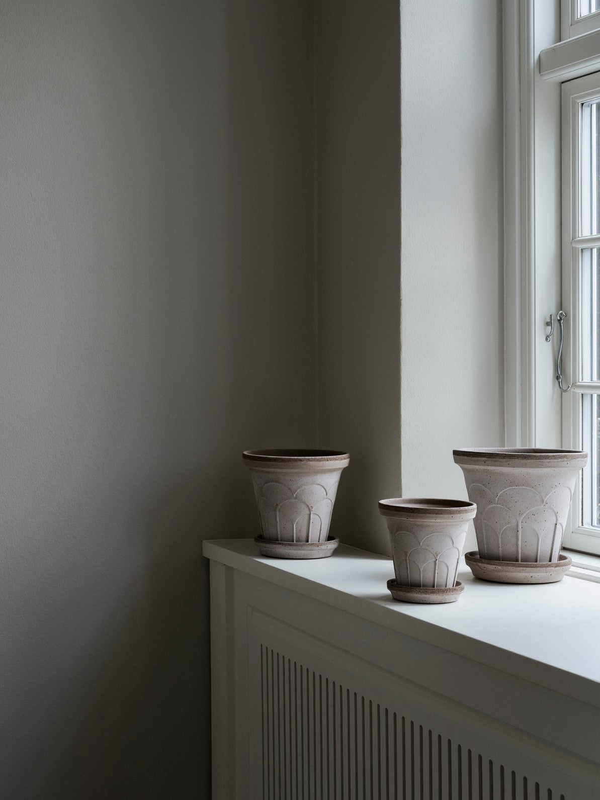 Fleur Kruka med Fat, Raw Grey