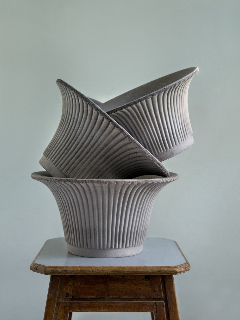 Daisy Kruka med Fat, 25cm, Raw Grey