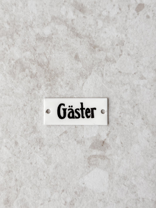 Skylt, Gäster
