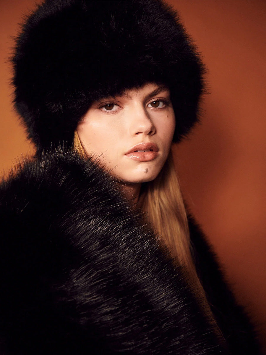 Anais Hat, Svart