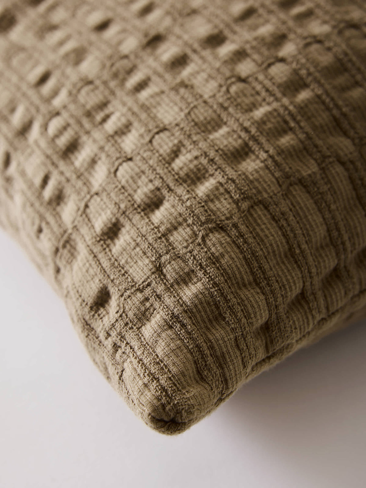 Claire Kuddfordral, 40x60 cm, Mud Brown