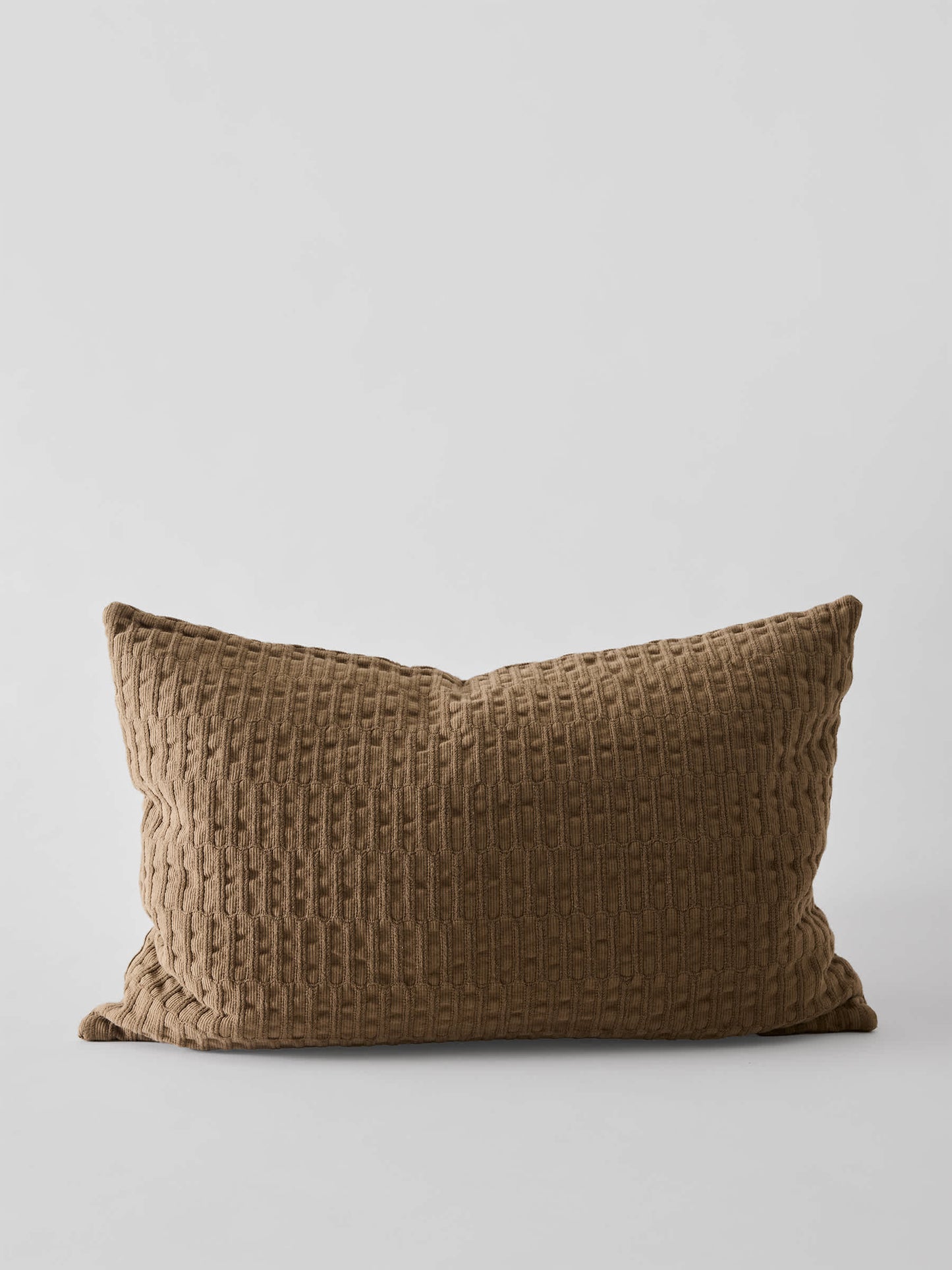 Claire Kuddfordral, 40x60 cm, Mud Brown